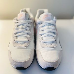 NIKE VENTURE Women’s size 7